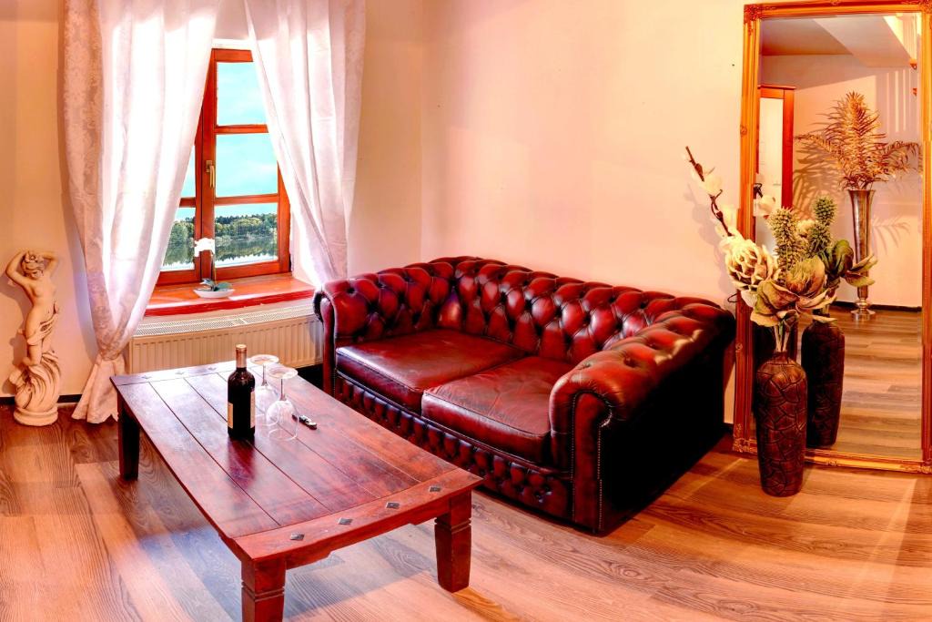 Stirin Hotel | Štiřínská stodola u Prahy