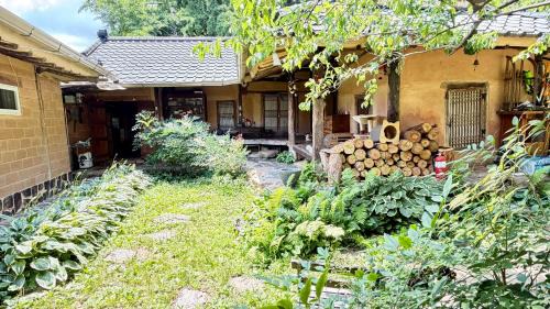 Seorak House | 가평 야옹이네 Near Seoul Healing Stay Cats, BBQ, Korean Firepit Nights