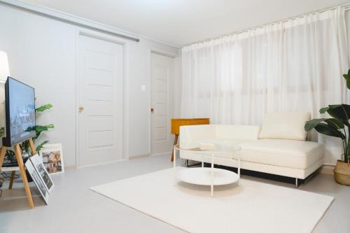 Seo-gu Apartment | 스테이솜