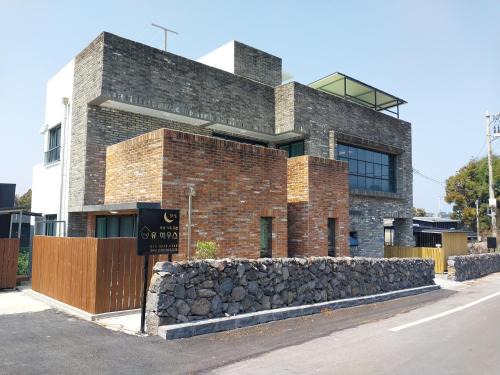 Jocheon House | 유하우스 가족 독채 펜션 함덕해변 3분