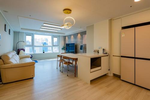 Haeundae Bed & Breakfast | 최고주거지역3Min 150m to the Haeundae Beach Newly opened brand-new Apt