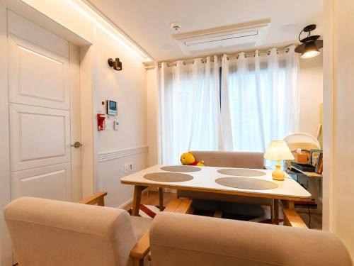 Hyehwa Bed & Breakfast | 케데헌 스테이