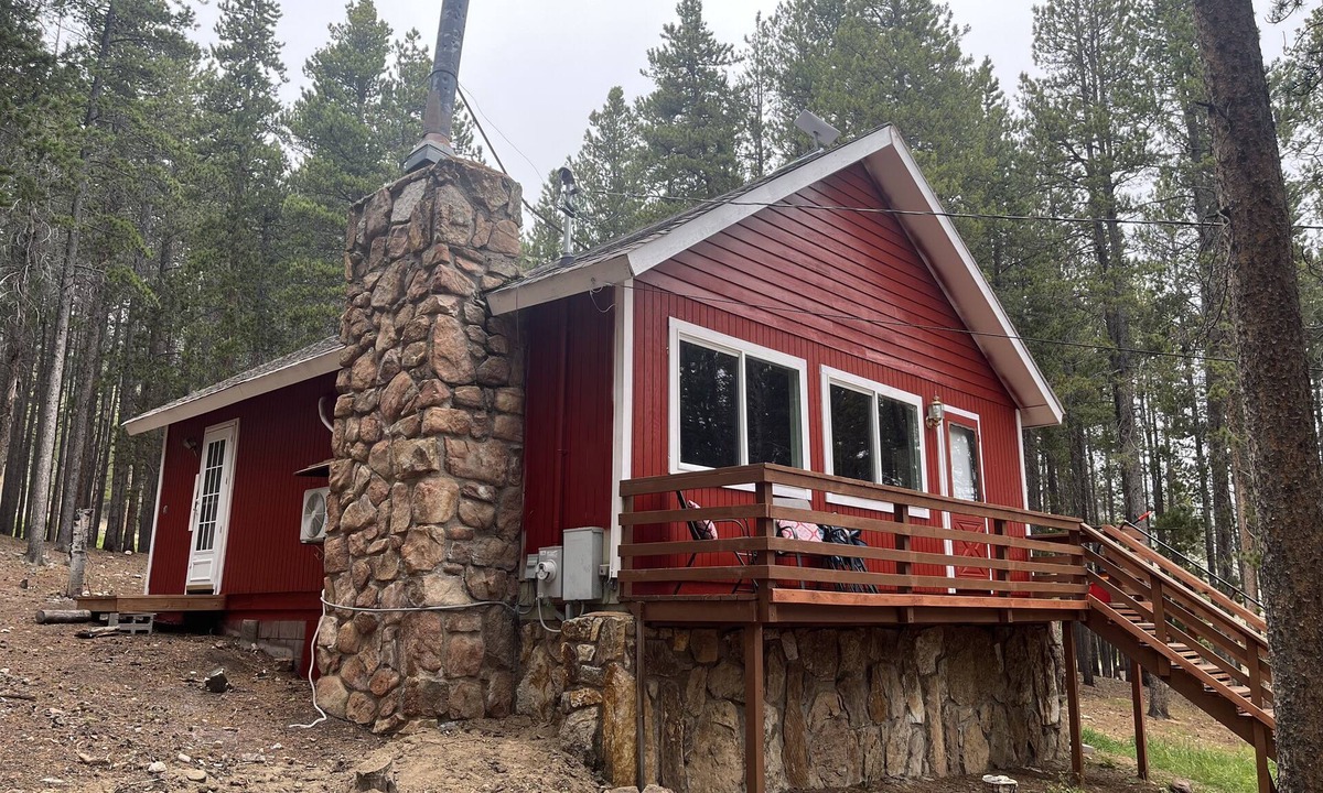Evergreen Cabin | 1 Acre Fireplace Record Player Woodstove Outdoor Seating