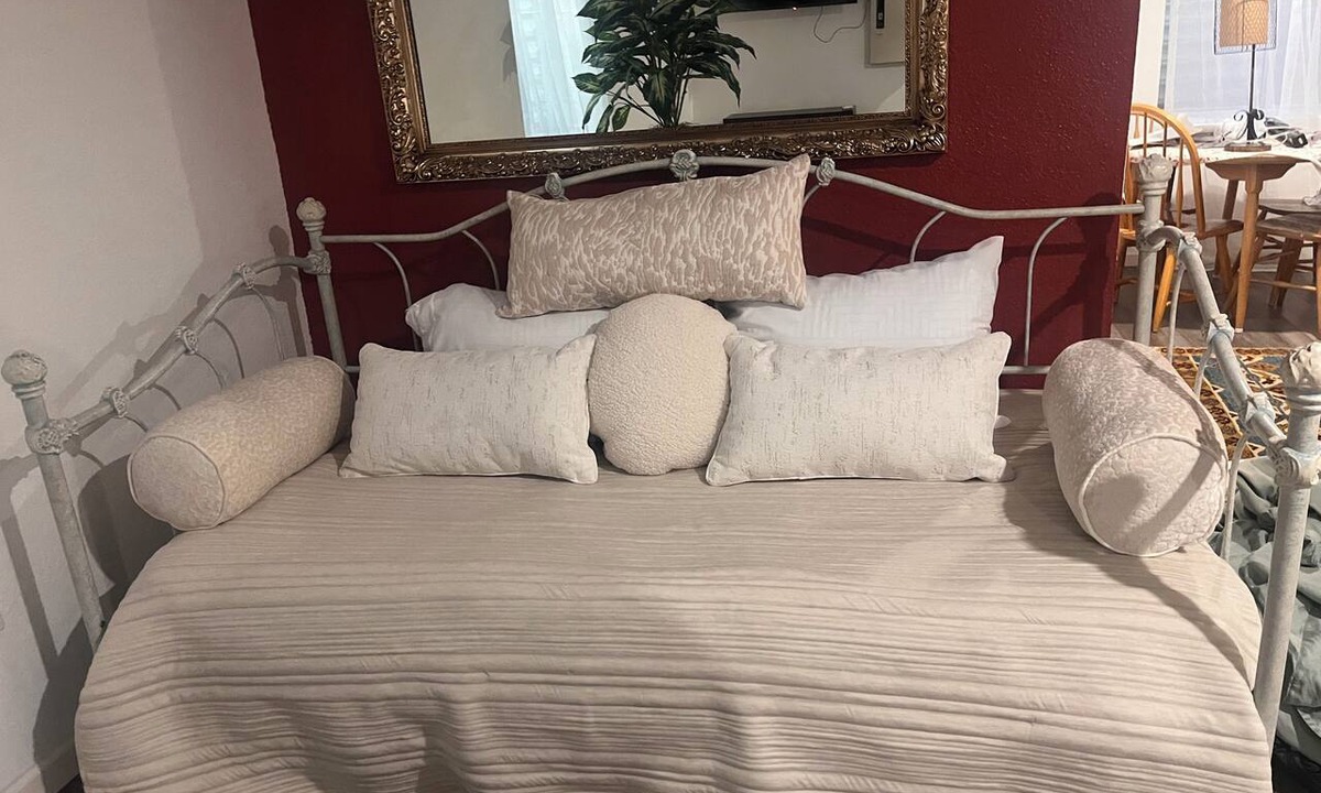 Commerce City Apartment | 14 minutes to Denver airport, hot tub, sleeps 3, near Gaylord Rockies