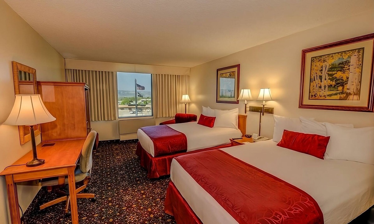 Grand Junction Hotel | 2 Spacious Units Minutes to Redlands Mesa Golf Course! Onsite Bar & Gym!