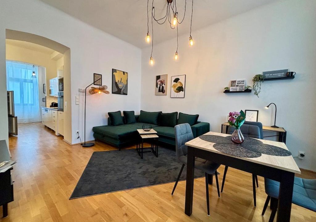 Ottakring Apartment | 2BR Stylish Modern City Apartment - 15 minutes to Viennas city center