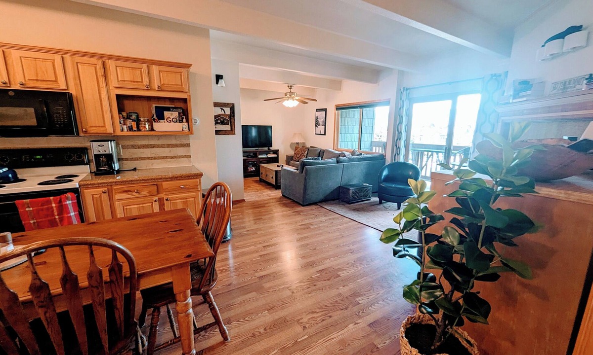 Frisco Condo | 3-bed 2.5 bath condo, 1 block off Main Early check-in! 10-40 mins to 7 ski mtns