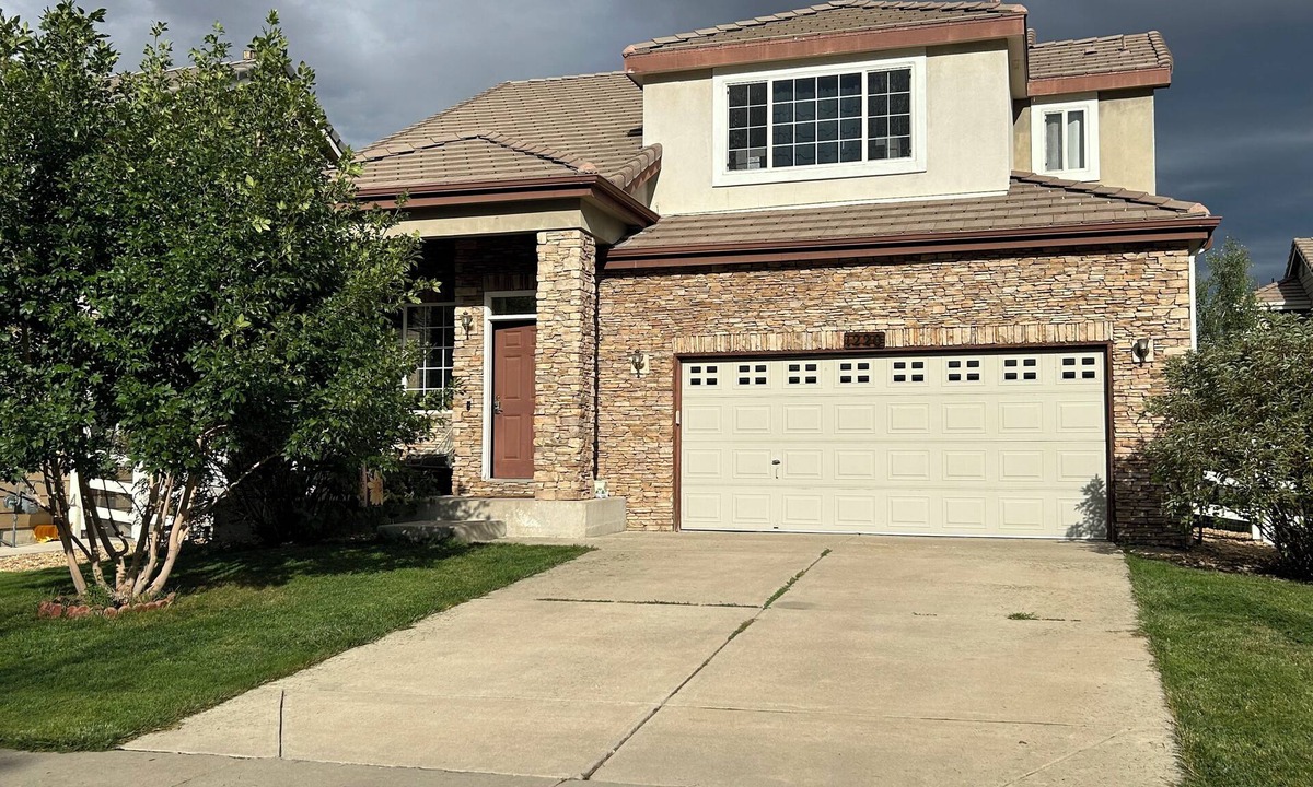 Aurora House | 3 bedroom home in Golf Course Community. Short distance to Airport.