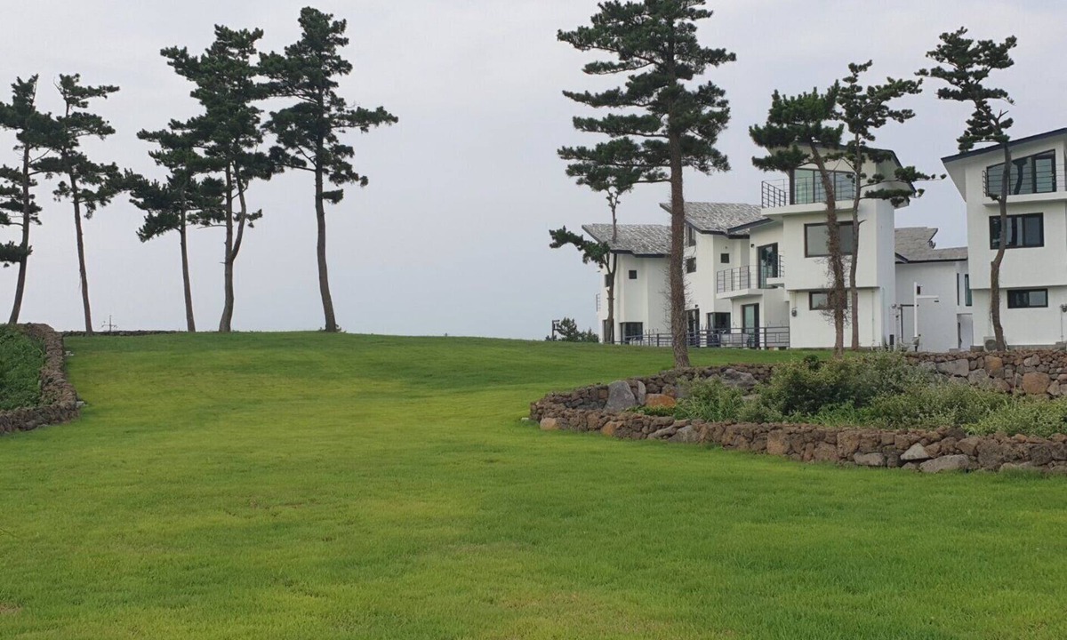 Hangyeong House | 3-story private house with a large field aside, 7 minutes to Sinchang Road!