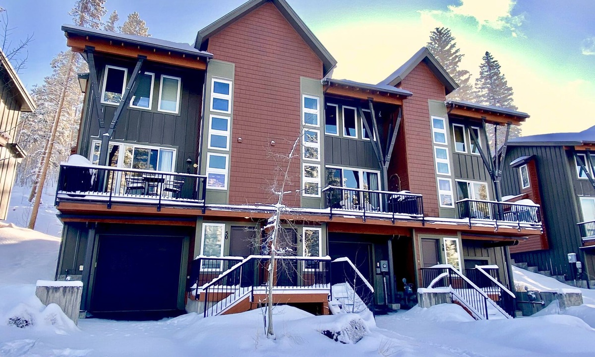 Rendezvous House | 3bd/2.5bth Townhome w/attached garage + Arcade game - Walk to free bus stop