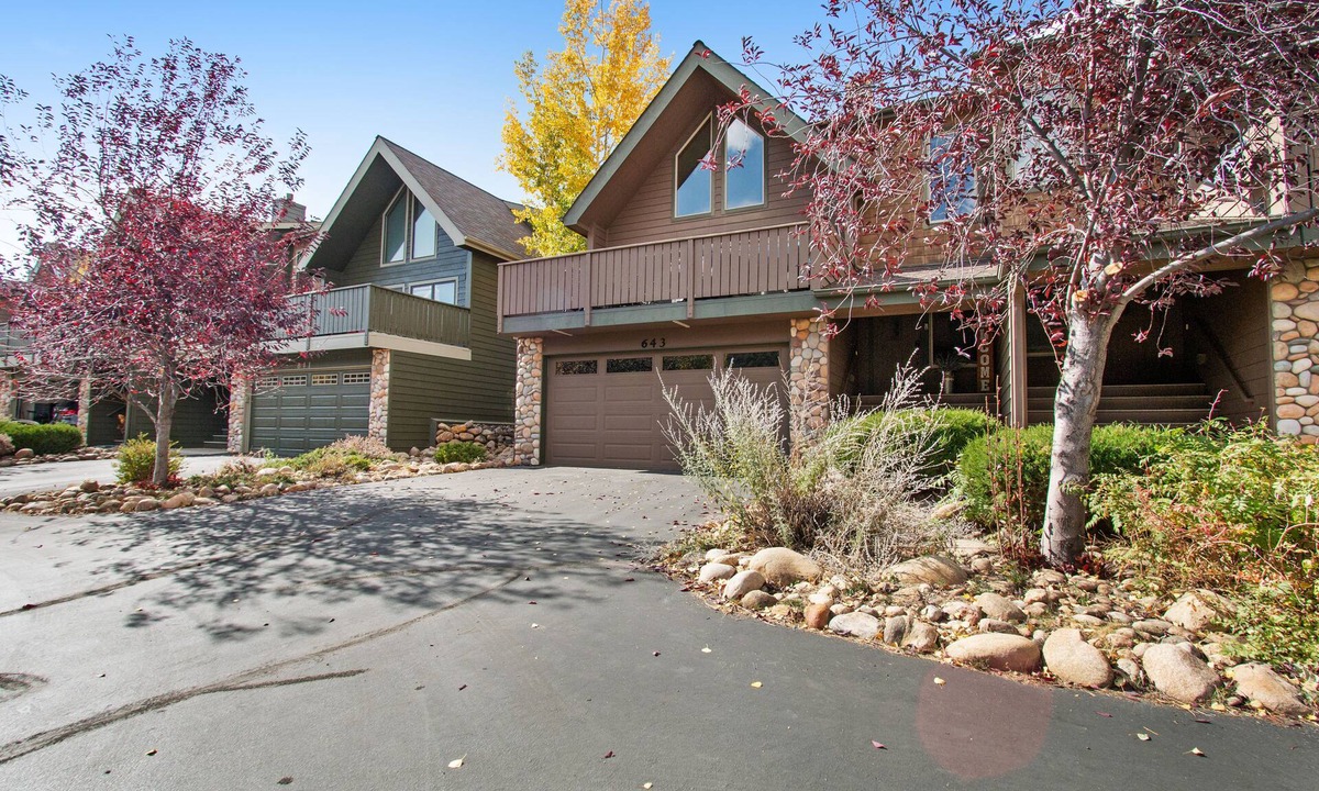 Estes Park House | 3BR Three-story home with epic mountain views & fireplace