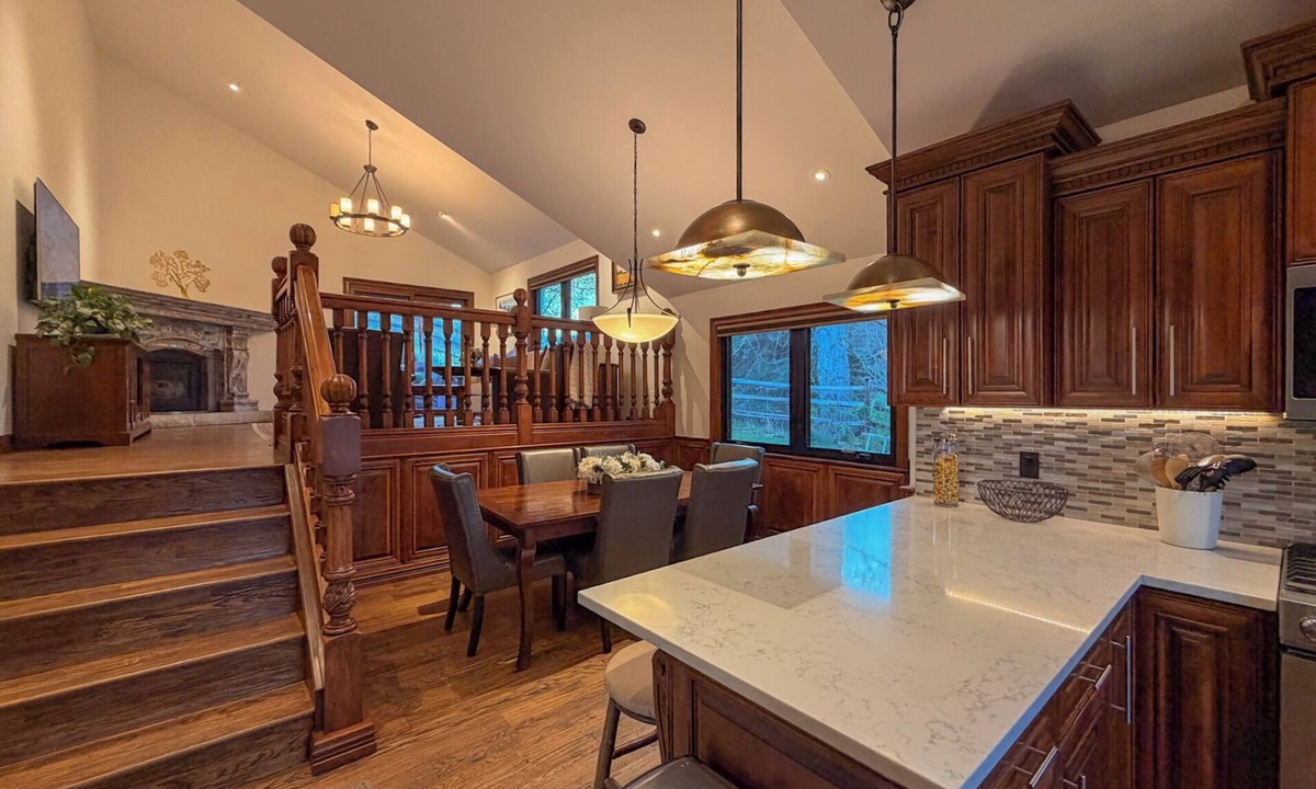 Edwards House | 4-bedroom house in lovely Edwards with firepit, hot-tub and fitness room