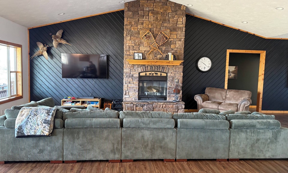 Ashton Cabin | 40 min from YNP! 18 Beds! New Bedding! Lots of parking! Sleeps 30+