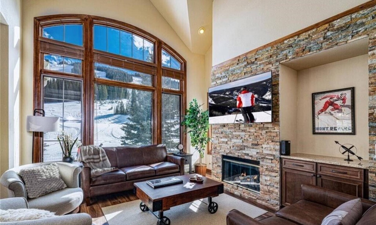 East Village at Copper House | 4BR/4.5Ba Slopeside Ski-in /Ski-out, Panoramic Ski Area Views, Pvt Garage, W/D