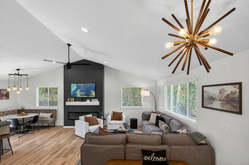Northeast Colorado Springs House | 4BR Mountain Retreat with Games Large Deck &Views