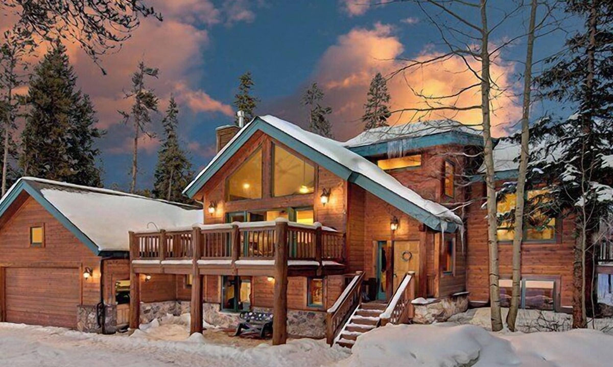 Wellington House | 5 BR w/Hot Tub. Mtn Views. 1 Acre. Walk to Dtwn + Ski Shuttle.
