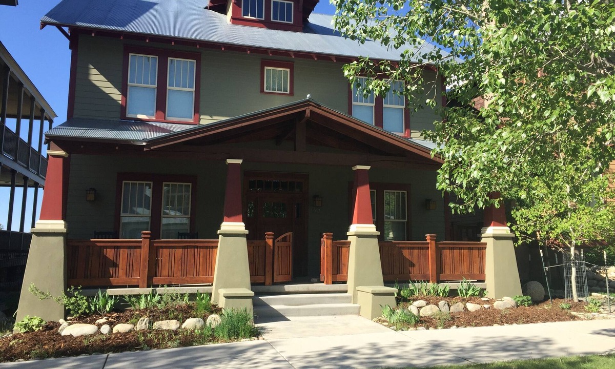 Buena Vista House | 5BR - South Main's Iconic Green Craftsman Retreat - Steps to River & Parks