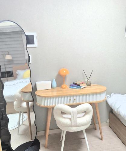 Seocho-dong Apartment | #6906 dorm bed in a triple station area in 강남 신논현역