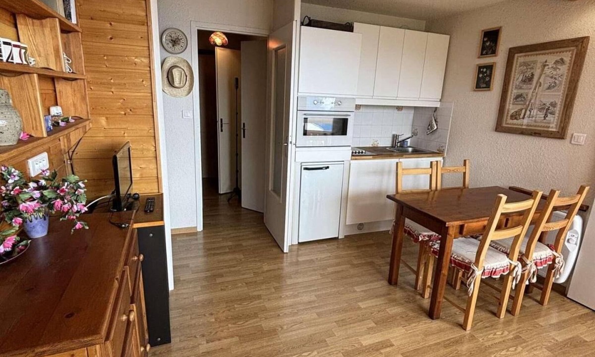 Huez-en-Oisans Apartment | 70m from shops, 2nd floor, balcony, tv, 27m², Alpe d'Huez