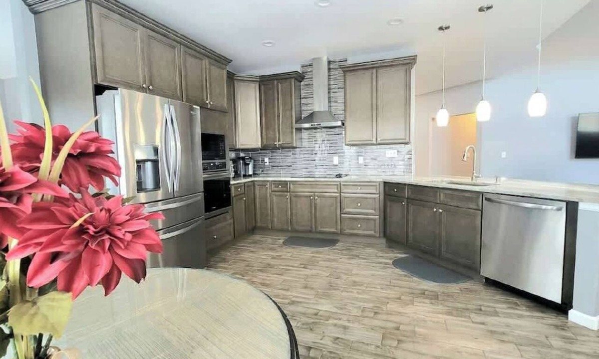 Northglenn House | 7BR-5bath-Near ScenicTrail/Easy Access to Downtown