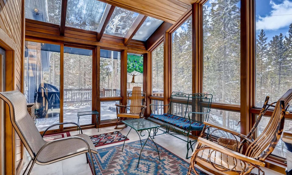 Breckenridge Heights House | 7th FREE|Hot Tub|Dog-friendly|Deck|BBQ|Wildlife Views|2 Min to Slopes