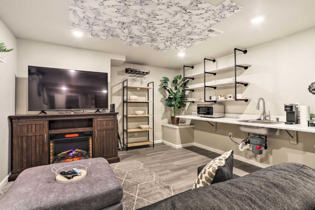 Commerce City House | 8 Mi to Barr Lake Cozy Commerce City Home!