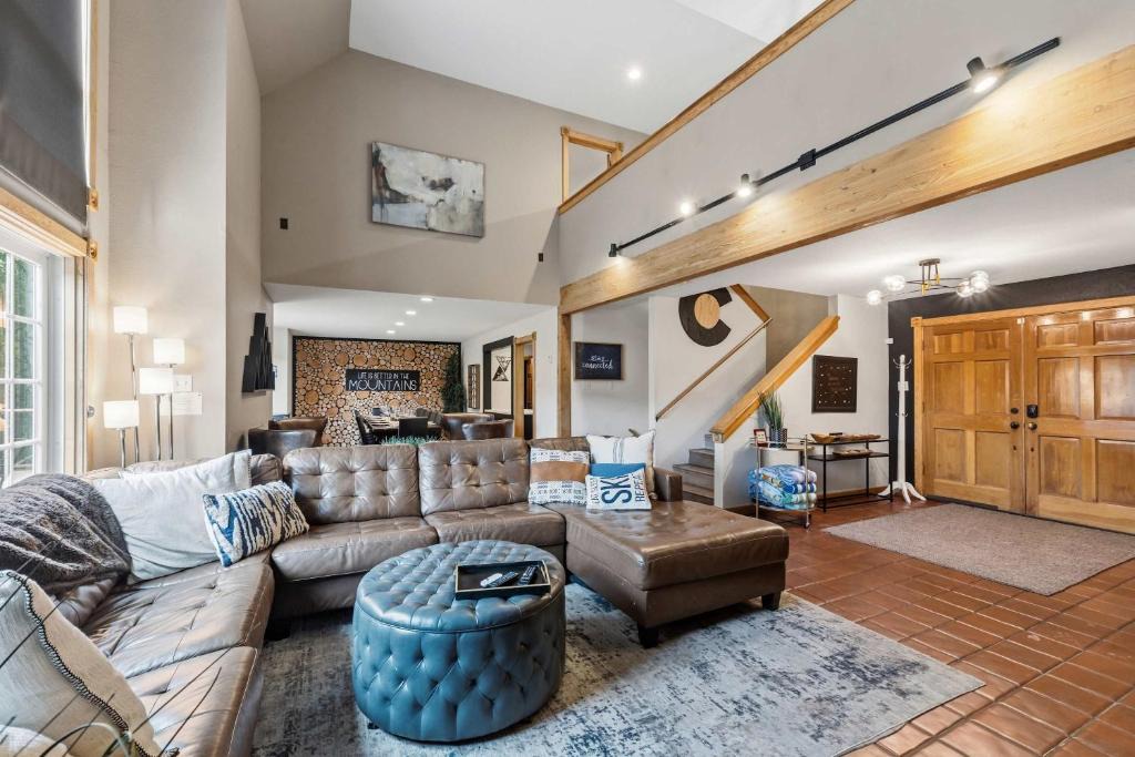 Christie Heights House | 9 BDR Close to Main Street with Secluded Hot Tub