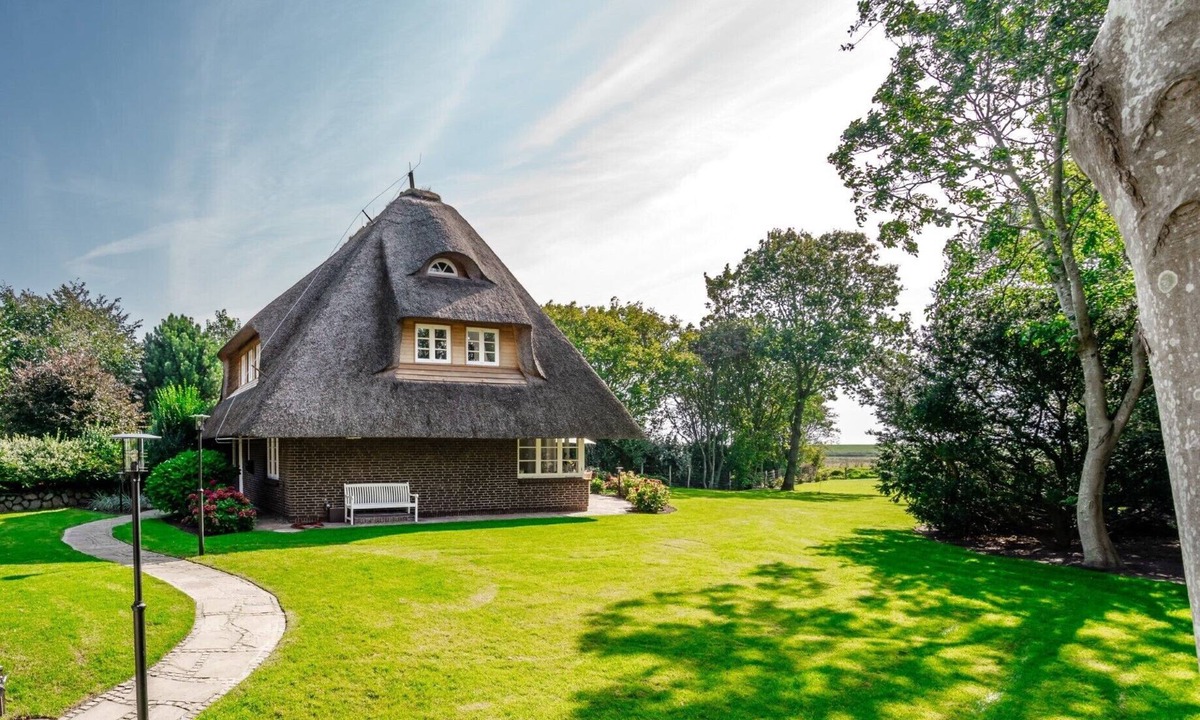 Osterende House | A gem under thatch with a fantastic view