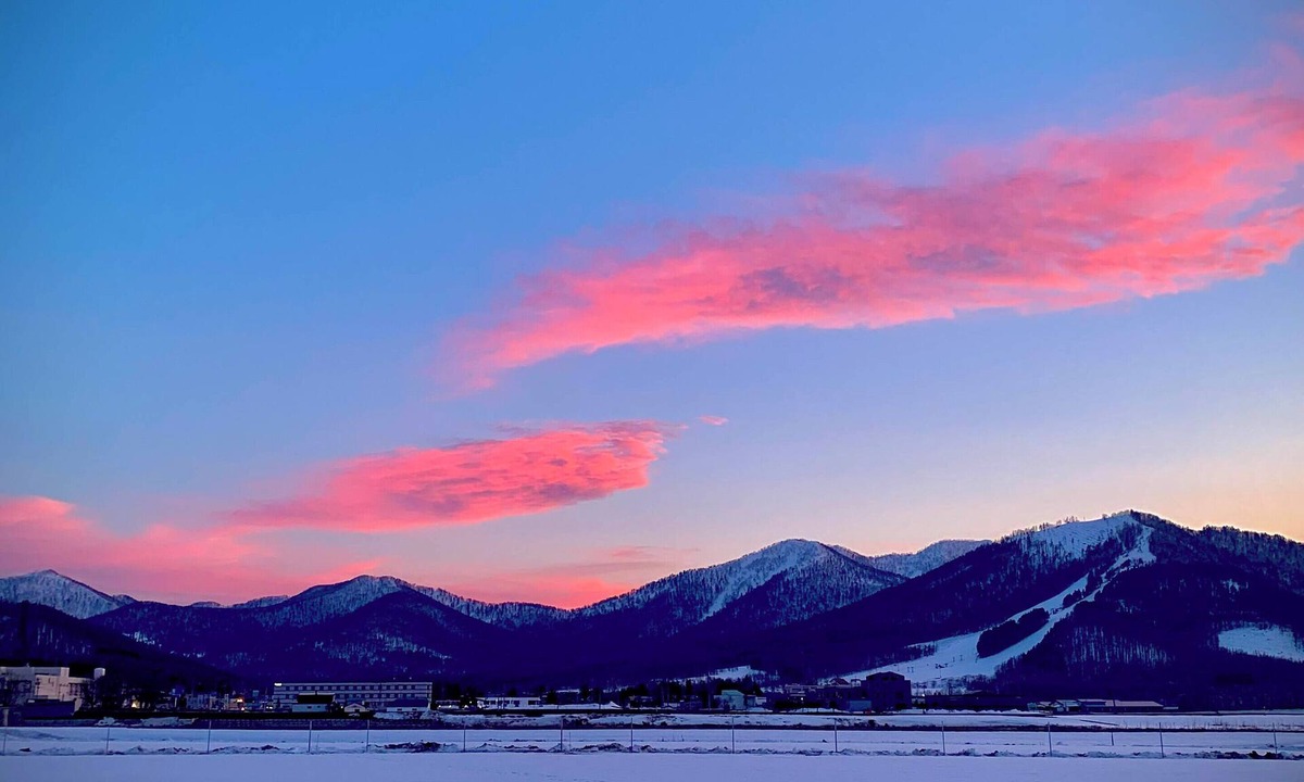 Minamifurano House | | A panoramic view overlooking the ski slopes, with Ezo squirrels and wild birds visiting and feeding just a short distance away. You can enjoy the warmth of the wood stove. (Pets are allowed.)