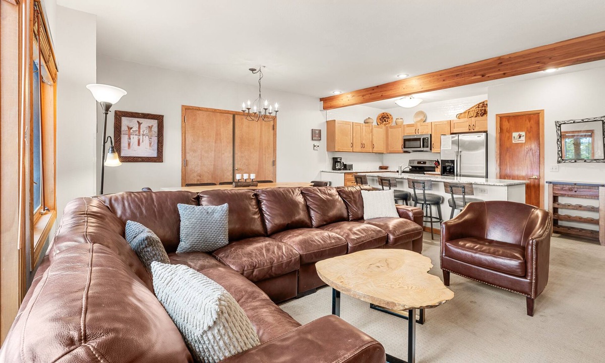 Four O'Clock House | Across From Ski Lift, Hiking. Walk to Town.
