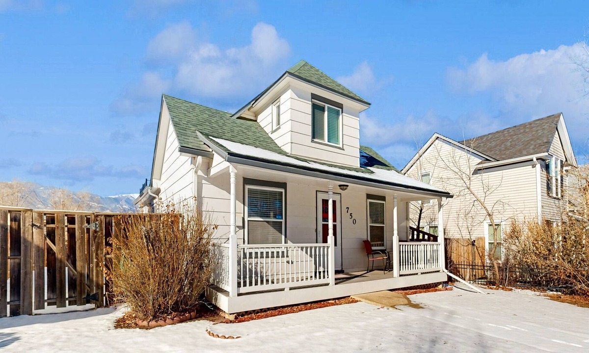 Central Colorado Springs House | Adorable dog-friendly home in a great location with mountain views & yard