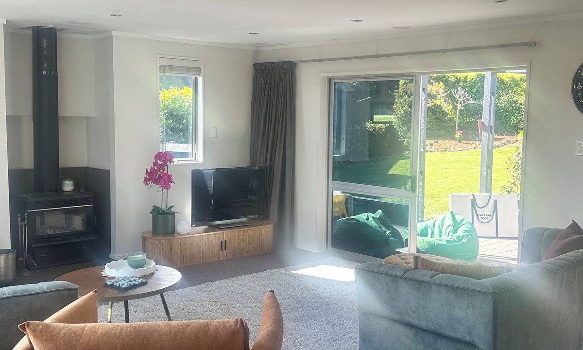 Kelvin Heights House | Affordable Cosy Queenstown Home, Sleeps 8, Ski Escape.