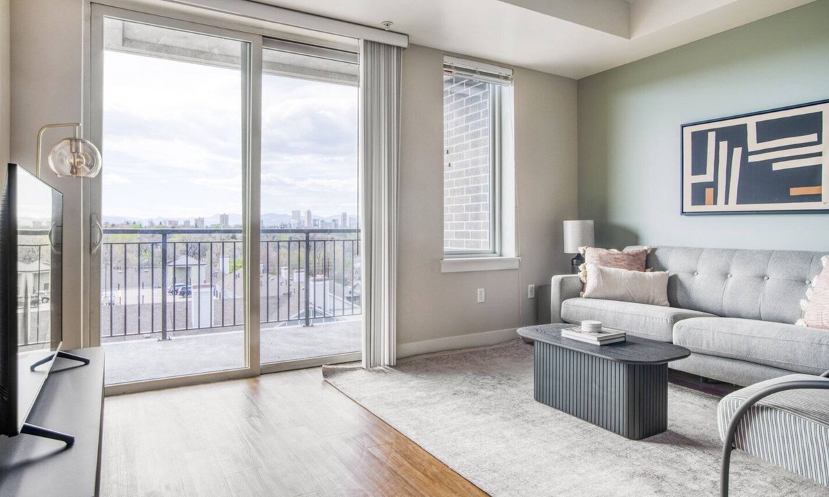 Hale Apartment | Airy Congress Park 1BR w/ Gym & Pool, near shops & dining, by Blueground