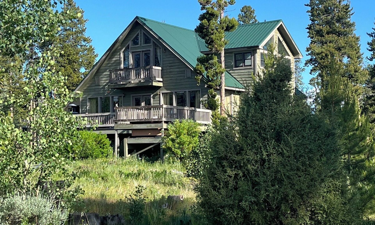 Grand County House | All season house; close to Winter Park and Granby Ranch skiing; hot tub