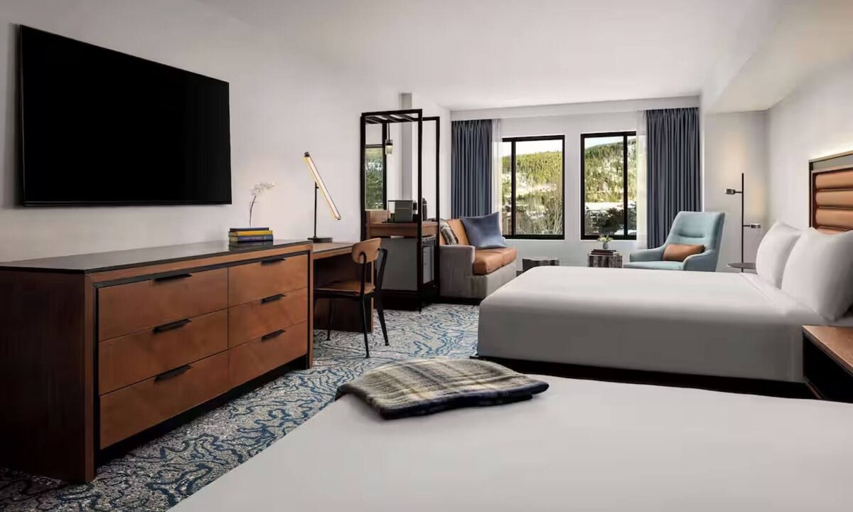 Peak 9 Hotel | Alpenrock Cultural Stay w/Main Street Dining, Shopping Fun & Mountain Views
