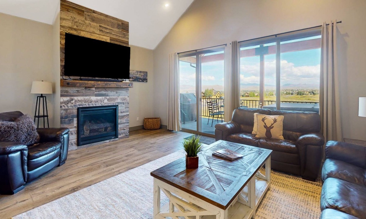 Grand Elk Ranch House | Amazing stay with mountain & golf views, hot tub & chef's kitchen - dog-friendly