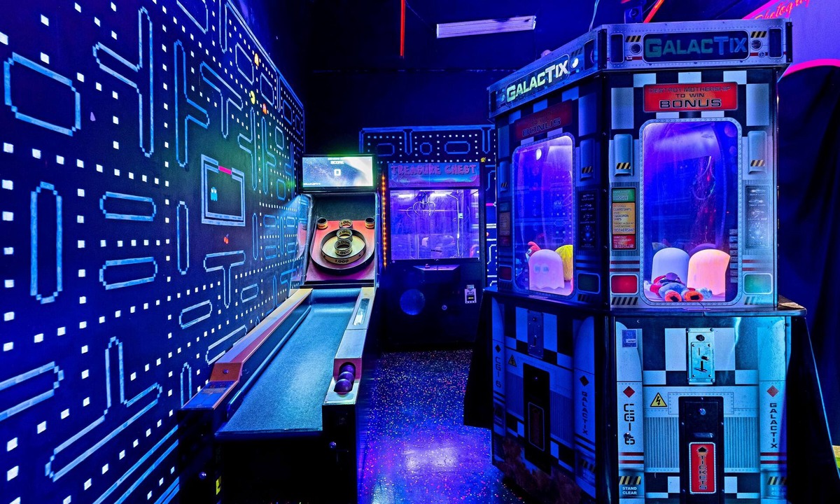 Amarillo House | Arcade House Sleeps 16+ Family Fun Retreat Pet Friendly Mini Golf All Games FREE