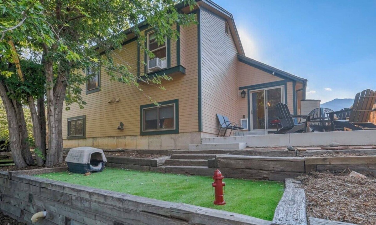 Northwest Colorado Springs House | Aspen Glen! Dog Friendly w/Nintendo & Firepit!