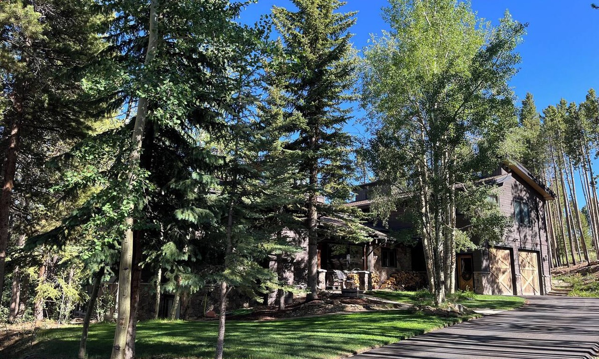 Timber Trail House | August Availability! Great Layout/Views/HotTub/PoolTable/Grills/HikeOutTheDoor!