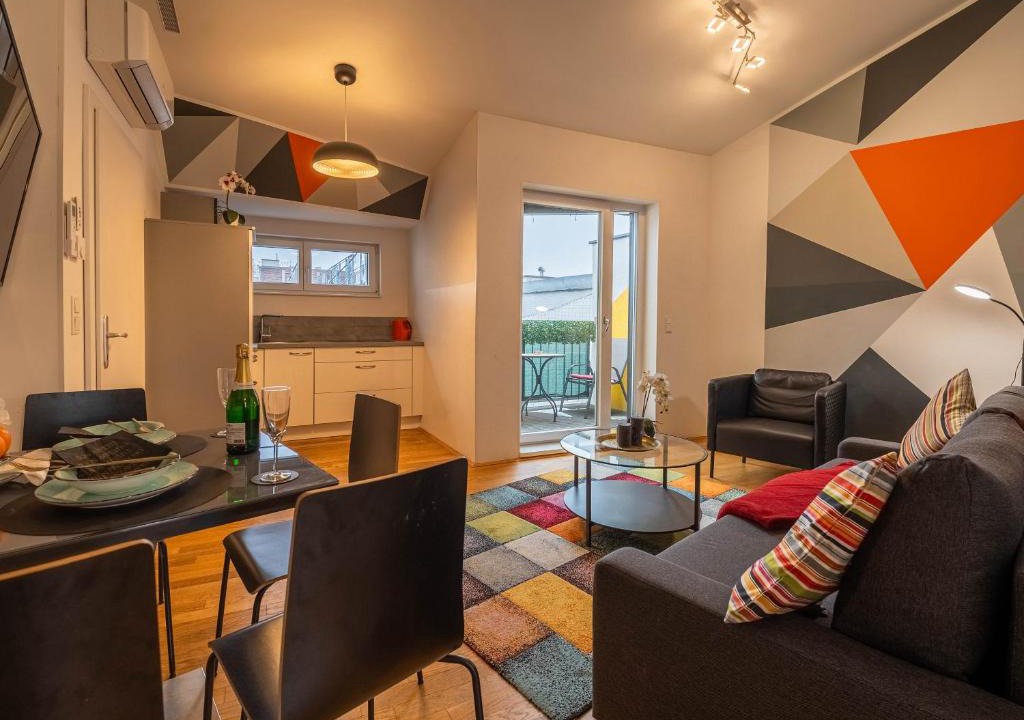 Margareten Apartment | Balcony Apartment for 4 near Naschmarkt & U4 Metro