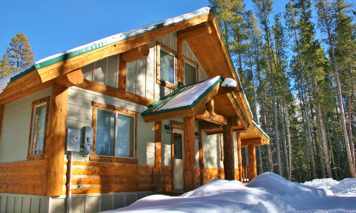 Leadville Cabin | Bear's Den-Pet Friendly! Close to Ski Cooper. Private lake access!