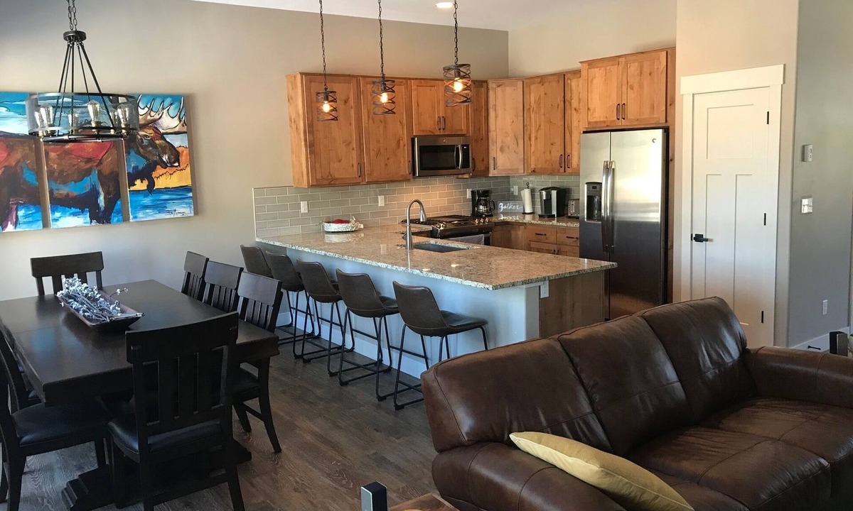 Fraser House | Beautiful 3 Bd Townhome, Central Location, Sleeps 10, Views