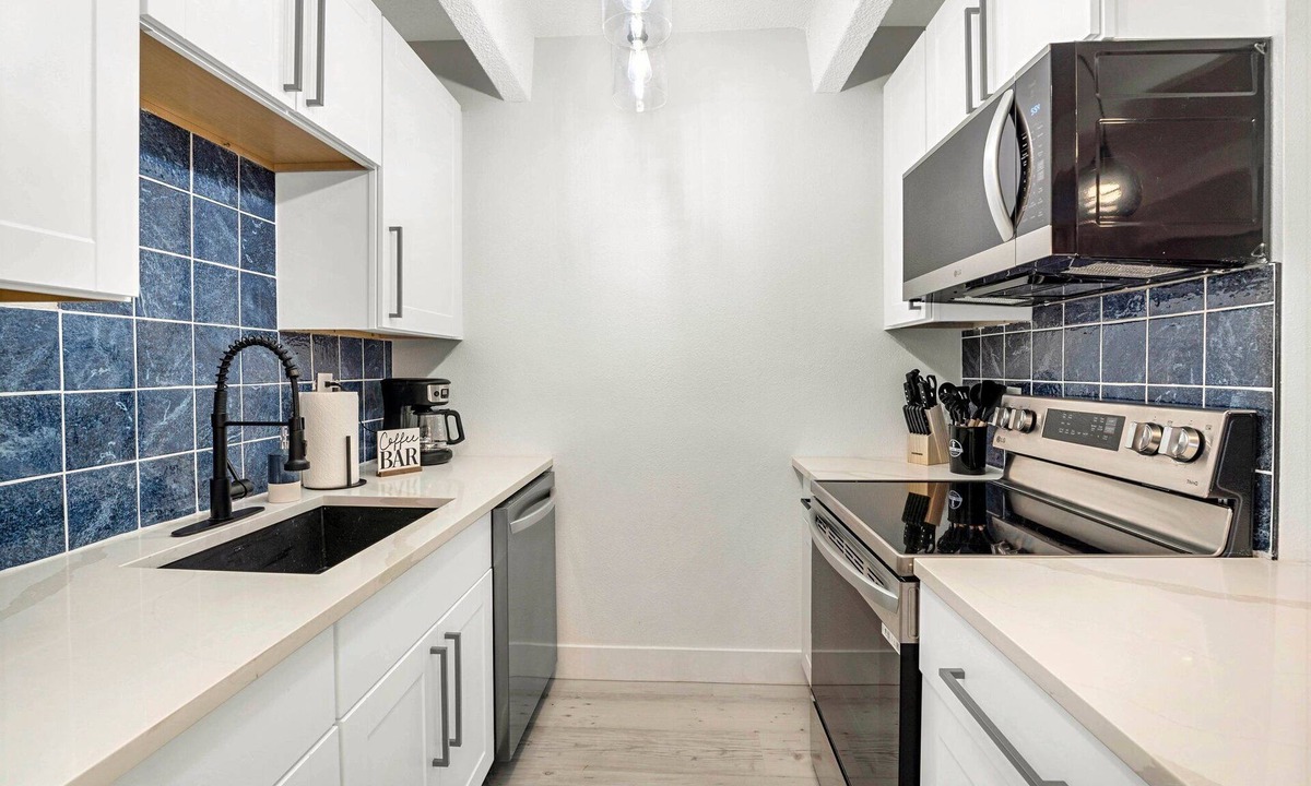 Englewood Condo | Beautiful remodeled 1-bedroom condo in Littleton/Englewood with Pool