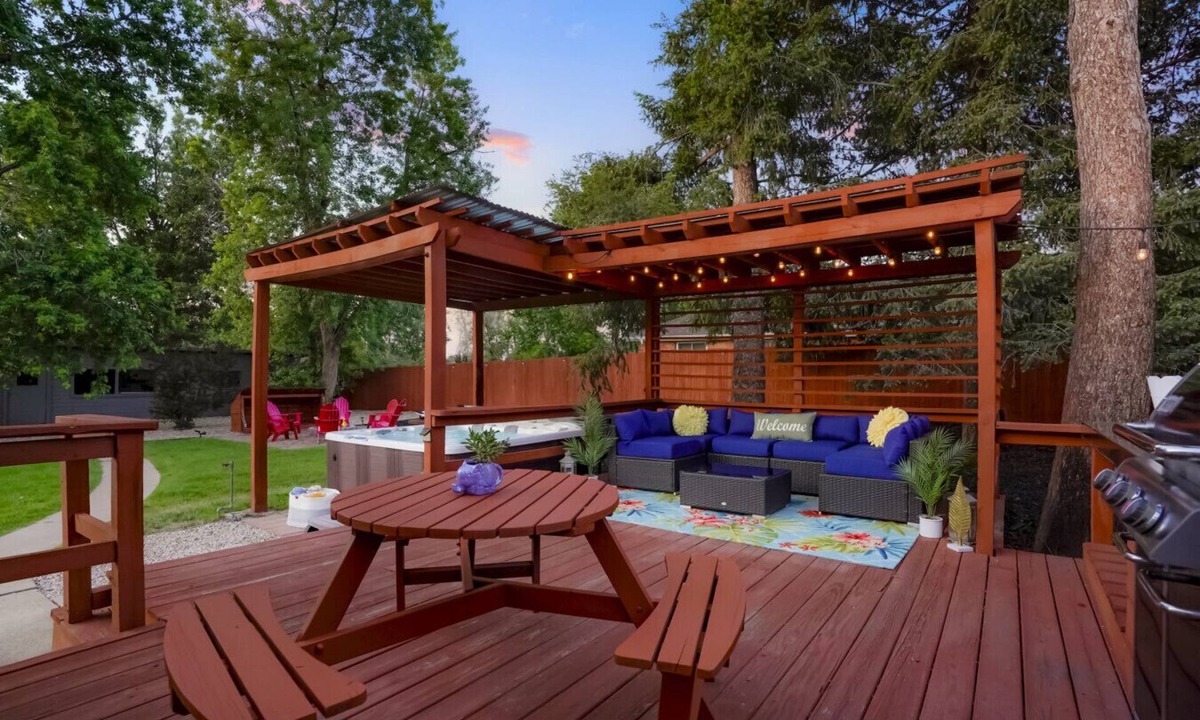 Berkley House | Best Experience You`ll Have! HOT TUB + FIRE PIT - 4 miles to DT