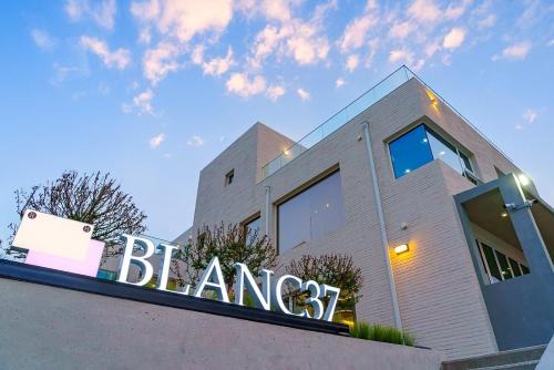 Gangneung House | Blanc 37 Private Pool Villa
