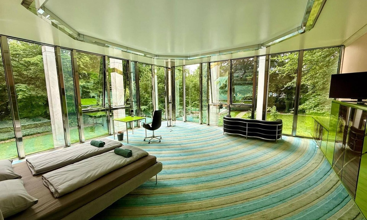 Thalkirchen Villa | Blofeld's villa, sauna, mega tubs, lounge, library, park, bar, pool