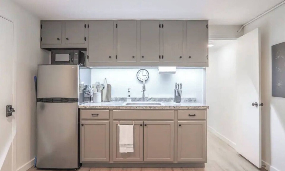 Longmont House | Bright and Cheery, Private Basement Apartment!
