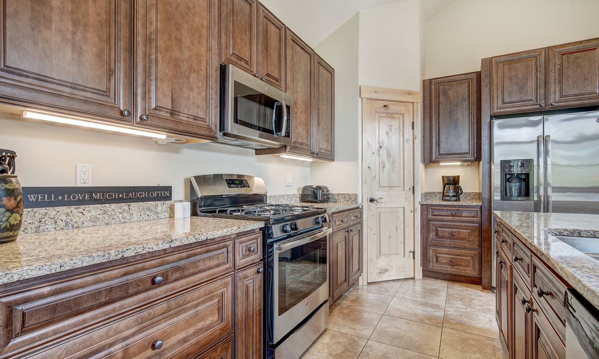 Warrior's Mark House | Bright and Open 3 bedroom/2.5 bathroom in Town with Hot Tub