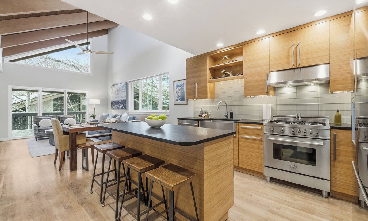 Intermountain House | Bright End-Unit Townhome – Trails+Parks – Grill+Deck – Quiet – Free Bus + 4 Park