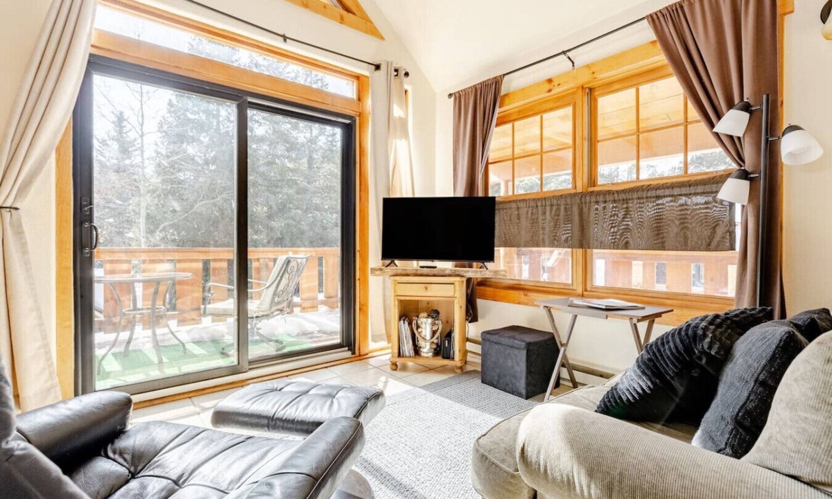 Minturn House | Cabin-Style Ski Home in Minturn with Private Deck